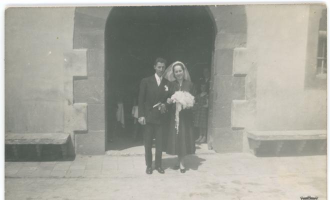 Joaquim Obiols Riba i Balbina Planas Roca el dia del seu casament a la portalada de can Pongem