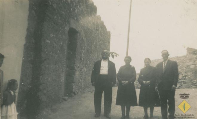 Gent de ca l'Anzí a la pujada del carrer de Sant Isidre