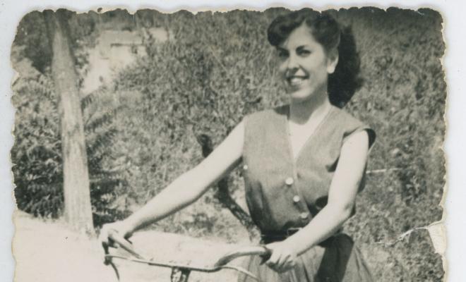 Retrat de Teresa Díaz Benete amb la seva bicicleta