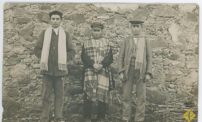 Tres nois joves amb bufandes, barrets i espardenyes