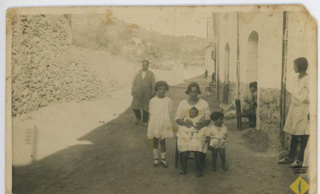 Grup familiar al carrer Santa Maria de la Palma de Cervelló