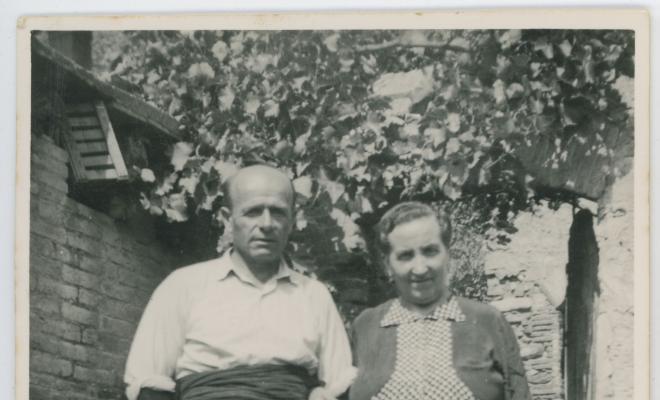 El matrimoni Pasqual Ollé i Angeleta Figuerola al pati del darrera de casa