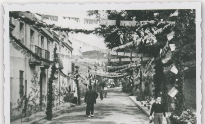 Decoració de l'avinguda Catalunya amb flors, banderins i garlandes