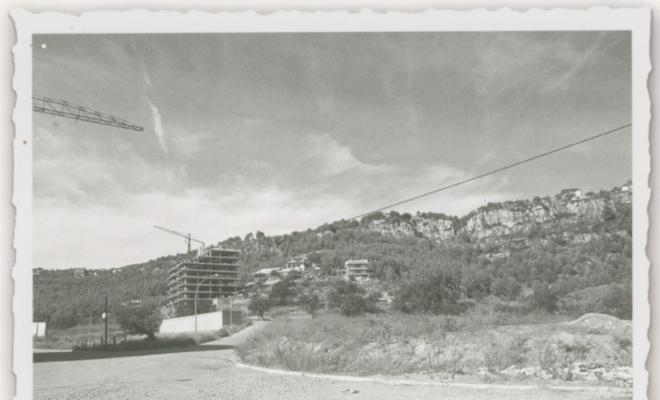 Vista de la construcció de l'edifici de pisos del carrer Gavarres vista des del carrer Canigó
