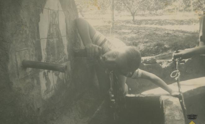 Albert Ollé Ribó bevent aigua de la font