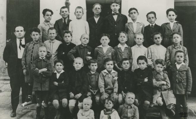 Grup escolar davant la façana de l'escola Sagrado Corazón