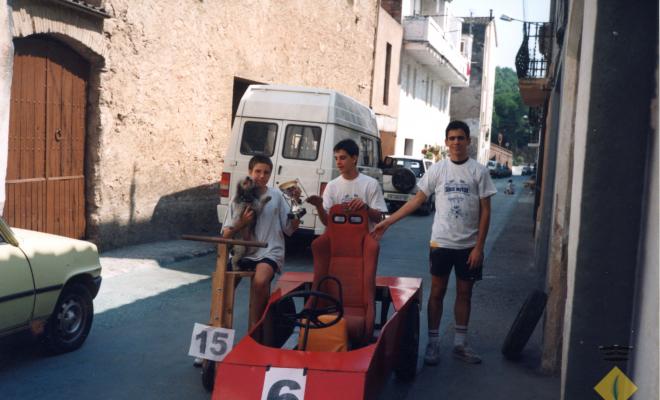 Grup de joves al carrer Sant Isidre durant la baixada de trastos de Festa Major