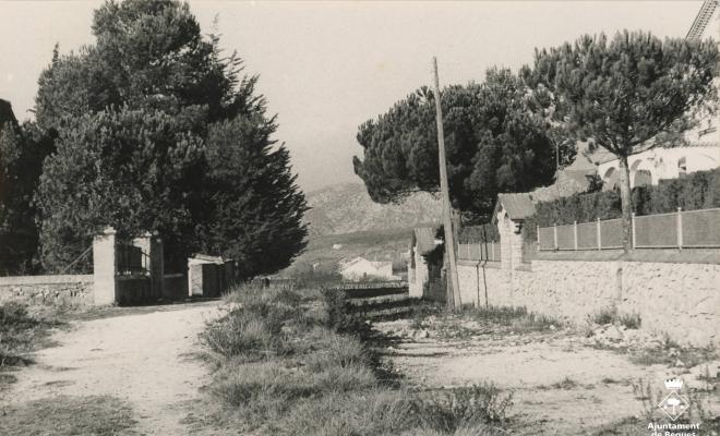 Carrer Ferran Muñoz amb el Montau al fons