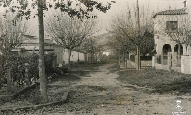 Carrer Teodoro Bosch amb la Casa Escarpanter a la dreta