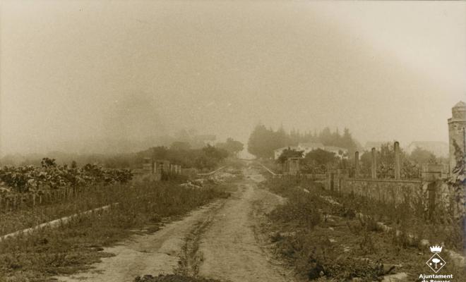 Carrer de Begues un dia de boira