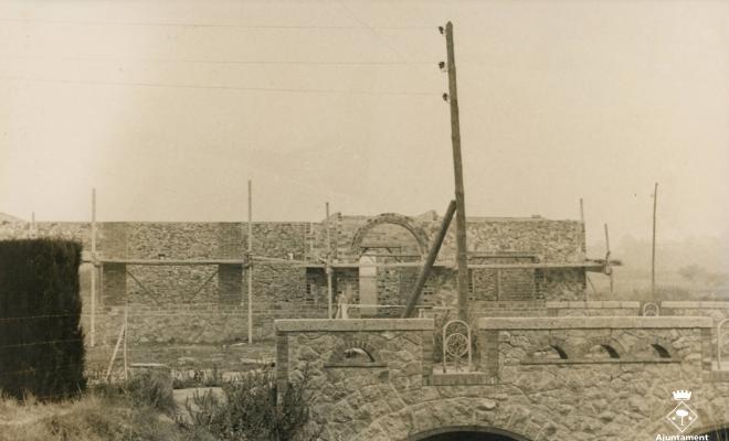 Pont del carrer Ferran Muñoz amb les obres de construcció de les escoles nacionals al fons