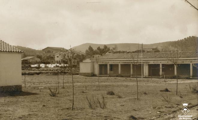 Escoles nacionals amb la façana de Can Torres al fons