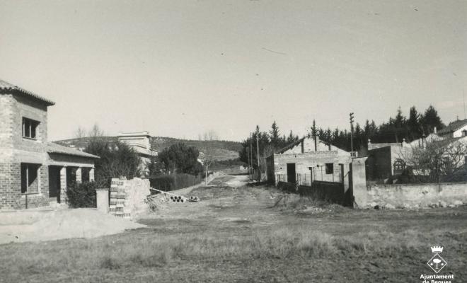 Carrer de Begues amb diverses cases en procés de construcció