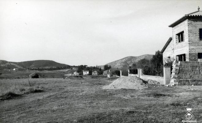 Carrer de Begues amb una casa en construcció