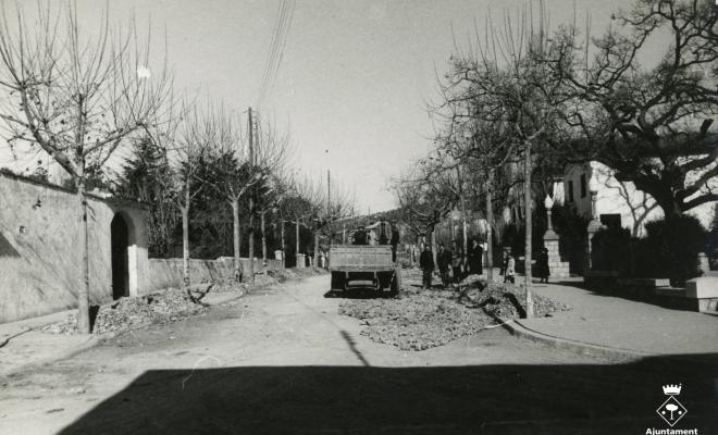 Obres de pavimentació davant la plaça Camilo Riu