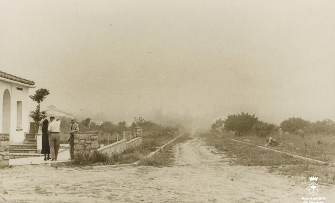 El carrer Major un dia de boira