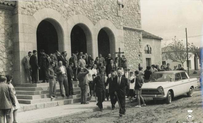 Personalitats davant de l'església parroquial