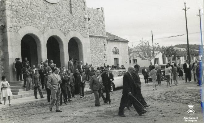 Personalitats davant de l'església parroquial