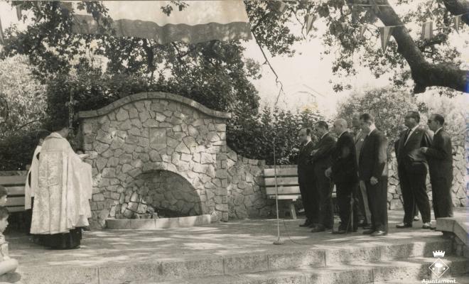 Inauguració de la font a la plaça Camilo Riu