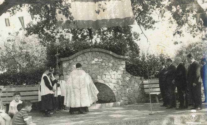 Inauguració de la font a la plaça Camilo Riu