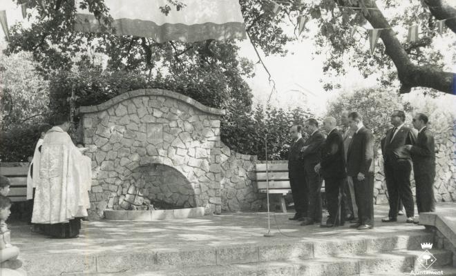 Inauguració de la font a la plaça Camilo Riu