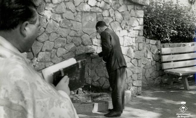 Inauguració de la font a la plaça Camilo Riu