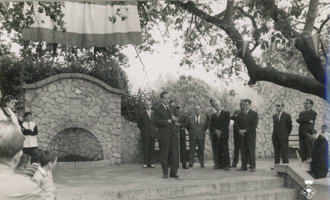 Inauguració de la font a la plaça Camilo Riu