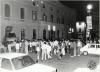 Ciutadans a la plaça de Sant Roc esperant el resultat de les eleccions municipals de l'any 1987. Sabadell