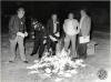 Grup de persones i policia cremant paparets després de les eleccions municipals del 1983. Sabadell
