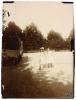 Dues nenes en una pista de tennis. Divonne-les-Bains (França).