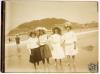 Quatre noies a la platja de la Concha. San Sebastià (País Basc).