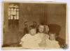 Tres infants a l'interior d'una casa. S.l.