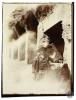 Infant davant una runa (romana?). S.l.