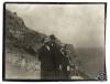 Home i dues dones davant d'una penya-segat. S.l.