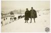 Pau Maria Turull Fournols (amb capa) i un altre home en un paisatge nevat. S.l.