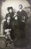 Retrat d'estudi de la família Turull Fournols. S.l.