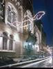 El carrer Gràcia amb les decoracions de Nadal de nit