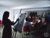 Alumnes dibuixant a l'interior de l'Acadèmia de Belles Arts