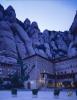 El monestir i la muntanya de Montserrat de nit