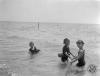 Infants en una platja a Caldes d'Estrac