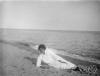 Dona en una platja a Caldes d'Estrac