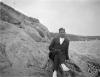 Home sobre d'unes roques a Caldes d'Estrac