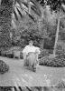 Dona en un jardí