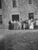 Grup davant d'una masia