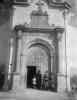 Dones davant d'una porta