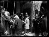 Mossèn Josep Maria Vázquez, pàrroc de l'església de Sant Feliu, dóna per besar el lignum Crucis o veracreu al rei Alfons XIII a l'entrada del temple. Sabadell