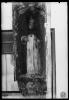 Detall de les polseres del retaule de Sant Vincenç de Jonqueres. Exposició rosariana. Acadèmia Catòlica de Sabadell