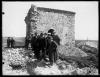 Visita de Josep Puig i Cadafalch a les excavacions fetes al costat de l'ermita de Sant Nicolau. Sabadell