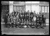 Congregants i filles de Maria al pati de la casa de la Caritat. Repartiment d'obsequis dels reis mags als nens assilats. Sabadell