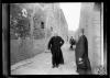 El canonge Jaume Collell i Bancells caminant per un carrer de Vic
